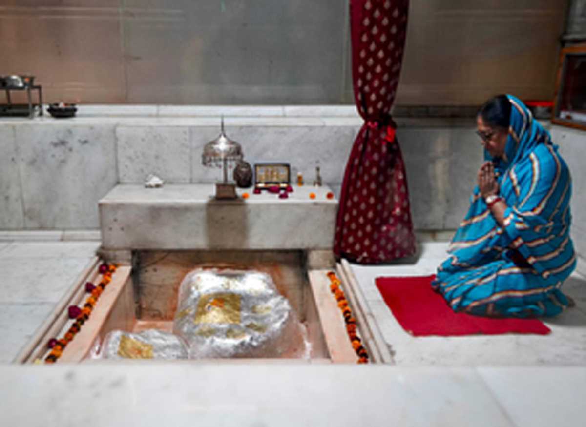 राजस्थान चुनाव : वसुंधरा ने मंदिर में पूजा-अर्चना की, कांग्रेस व भाजपा की बैठकों से सस्पेंस बरकरार राजस्थान चुनाव : वसुंधरा ने मंदिर में पूजा-अर्चना की, कांग्रेस व भाजपा की बैठकों से सस्पेंस बरकरार